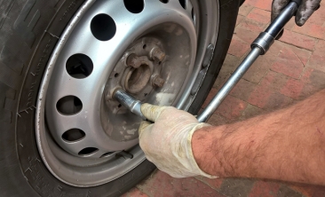 Como mudar um pneu em cinco passos