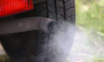 O fumo do escape do seu carro pode alertá-lo sobre avarias