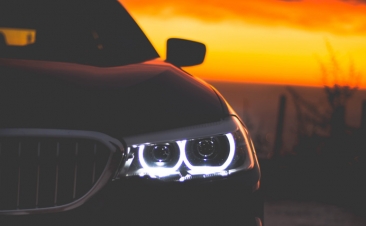 Sabe quando deve usar as luzes do seu carro?