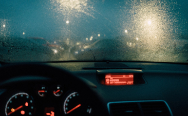 Duas formas de evitar a humidade nos vidros do seu carro